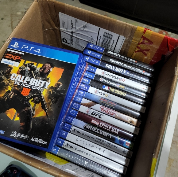 Ps4, 3 controllers, a duel charging station and 20+ games